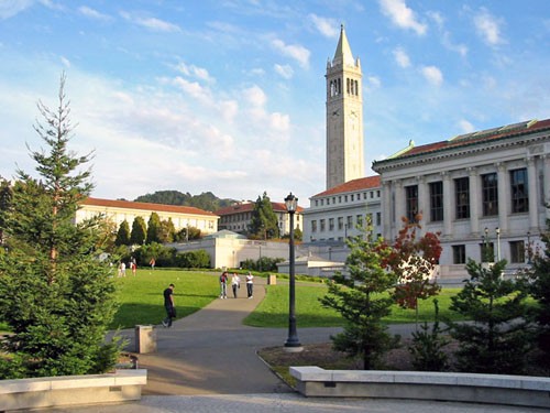 3. Đại học California - Berkeley (UC Berkeley) Đại học California - Berkeley là một viện đại học công lập nằm trong khu vực vịnh San Francisco, tại thành phố Berkeley, California. Trường được thành lập vào năm 1868. UC Berkeley đã có những đóng góp quan trọng về khoa học tự nhiên (với 66 giáo sư và cựu sinh viên đoạt các giải Nobel) và các hoạt động xã hội (phong trào chống Chiến tranh Việt Nam trong thập niên 1960). Berkeley có hệ thống giáo dục bậc cử nhân rất đa dạng và được xem là trung tâm nghiên cứu của rất nhiều ngành học.
